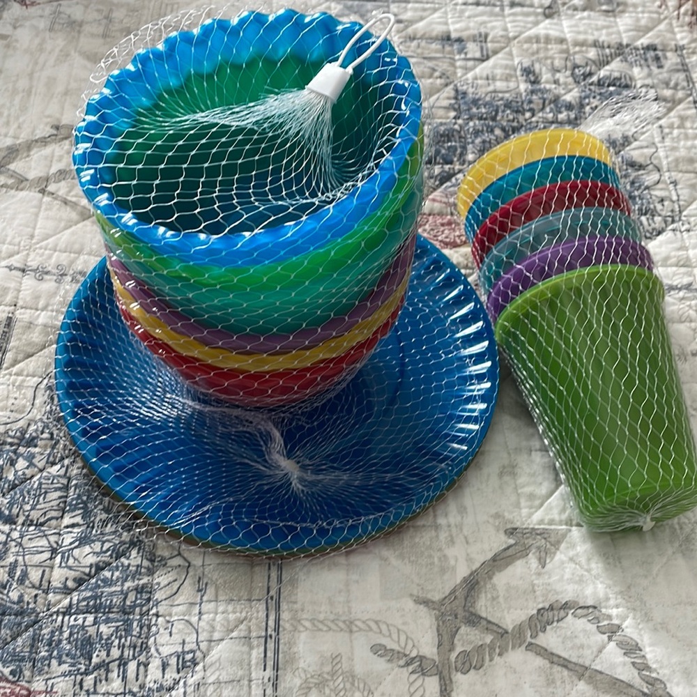 6 piece plastic set of plates, bowls & cups.